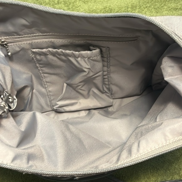 NWT Baggallini anti-theft travel bag with attached  RFID protection wallet - Picture 6 of 8